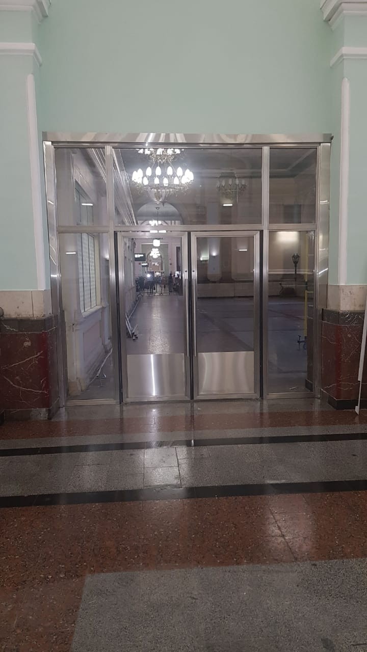 Изготовление маятниковых дверей для Курского вокзала